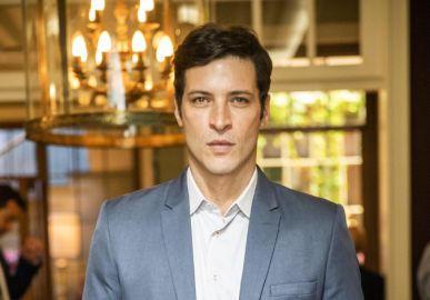 Marino surpreende Irene na saída do hotel, e lhe dá voz de prisão; confira tudo o que vai rolar nesta quarta-feira em <I>Terra e Paixão</I>