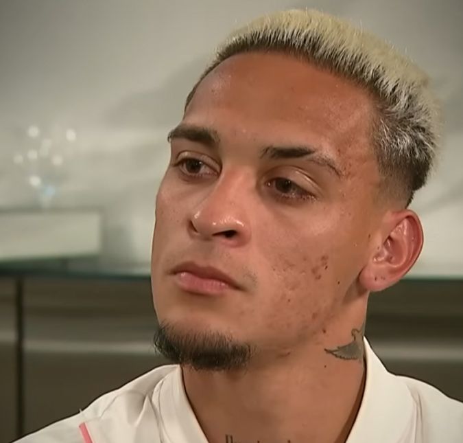 Aos 23 anos de idade, o jogador Antony está sendo acusado de agressão e abuso sexual pela bancária Ingrid Lana. Ela contou, em entrevista ao Domingo Espetacular, que em 2022 sofreu uma tentativa de abuso sexual na casa do atleta, na Inglaterra, e que nunca teve qualquer relação amorosa com o atacante. Vale pontuar que ele foi afastado das atividades da Seleção Brasileira e do Manchester United. Aos 23 anos de idade, o jogador Antony está sendo acusado de agressão e abuso sexual pela bancária Ingrid Lana. Ela contou, em entrevista ao Domingo Espetacular, que em 2022 sofreu uma tentativa de abuso sexual na casa do atleta, na Inglaterra, e que nunca teve qualquer relação amorosa com o atacante. Vale pontuar que ele foi afastado das atividades da Seleção Brasileira e do Manchester United.