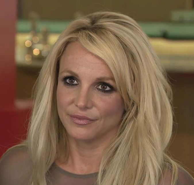 Britney Spears relembra participação no VMA e diz que vai revelar experiências vividas na premiação A cantora vai lançar um livro no dia 24 de outubro para contar sobre seu passado na música