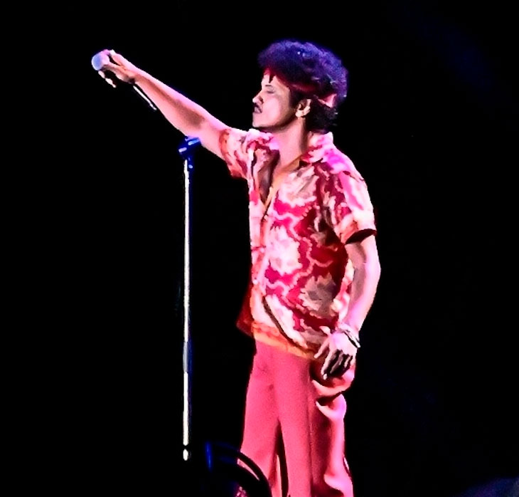 Bruno Mars compartilha vídeo vestindo camisa do Brasil enquanto dança pelas ruas de São Paulo e faz agradecimento