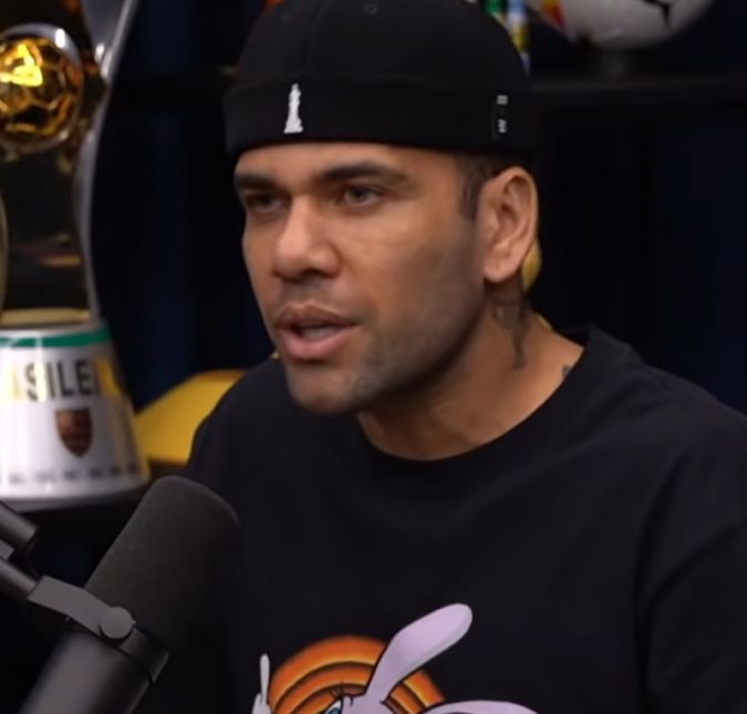 O ex-jogador Daniel Alves está preso preventivamente há mais de seis meses, acusado de estupro em uma boate de Barcelona em dezembro de 2022. Ele foi preso em 20 de janeiro, sem direito a fiança. O ex-jogador Daniel Alves está preso preventivamente há mais de seis meses, acusado de estupro em uma boate de Barcelona em dezembro de 2022. Ele foi preso em 20 de janeiro, sem direito a fiança.