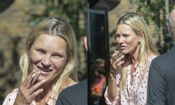 Sem maquiagem, Kate Moss é clicada fumando na frente de