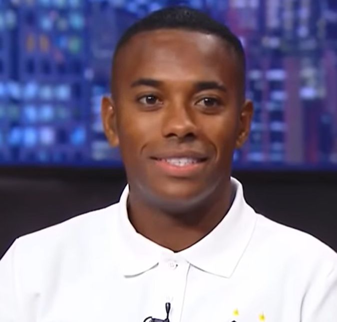 Aos 39 anos de idade, o ex-jogador Robinho foi condenado pela Justiça italiana a nove anos de prisão em 2022. Ele foi culpado pelo crime de violência sexual cometido em 2013, em Roma, contra uma jovem de 23 anos de idade, que foi embriagada e abusada por seis homens enquanto estava inconsciente. Na ocasião, a vítima estava comemorando mais um ano de vida. Aos 39 anos de idade, o ex-jogador Robinho foi condenado pela Justiça italiana a nove anos de prisão em 2022. Ele foi culpado pelo crime de violência sexual cometido em 2013, em Roma, contra uma jovem de 23 anos de idade, que foi embriagada e abusada por seis homens enquanto estava inconsciente. Na ocasião, a vítima estava comemorando mais um ano de vida.