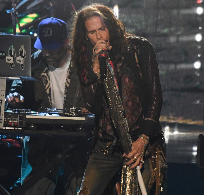Steven Tyler tem sangramento nas cordas vocais e adia <I>shows</i> do <I>Aerosmith</i>
