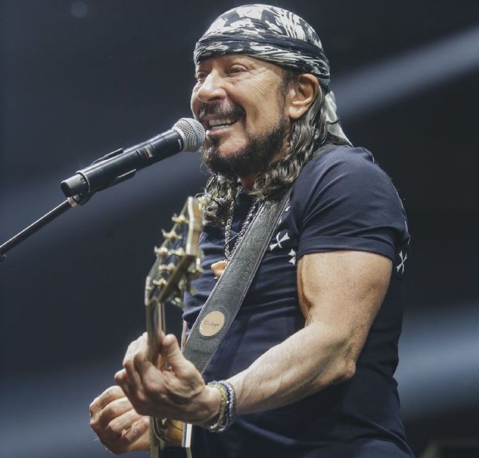 Bell Marques revela que tem mais de 400 bandanas de diferentes cores e modelos O cantor foi uma das grandes atrações durante a última sexta feira, dia 12, no Sauípe Weekend