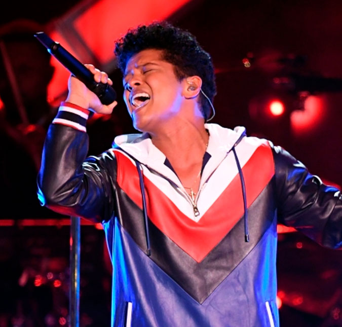 Bruno Mars aterrissa em Tel Aviv, cidade de Israel, mas cancela <I>shows</i> após ataques terroristas