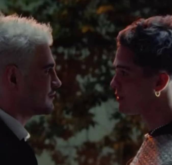 Jão ganha lambida de João Guilherme em clipe de nova música; confira!