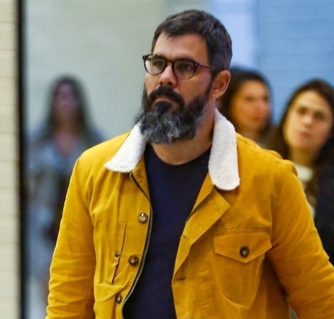Juliano Cazarré sobre não usar contraceptivos com a esposa: <i>A gente é um casal aberto à vida</i>