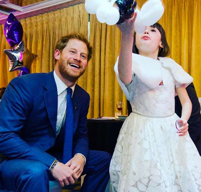 Ele transborda charme! Relembre os momentos em que o Príncipe Harry derreteu nossos corações