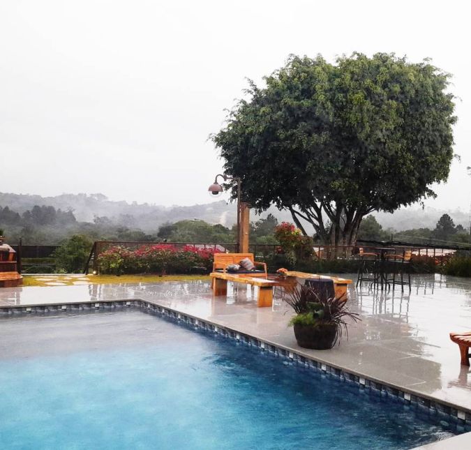 Na última quinta-feira, dia 14, aconteceu a coletiva de imprensa de A Fazenda 15 e o dia estava nublado, além de chuvoso! No entanto, a gente ainda conseguiu ver a famosa vista de Itapecerica da Serra, da qual os peões vão poder aproveitar em belos dias de sol. Na última quinta-feira, dia 14, aconteceu a coletiva de imprensa de A Fazenda 15 e o dia estava nublado, além de chuvoso! No entanto, a gente ainda conseguiu ver a famosa vista de Itapecerica da Serra, da qual os peões vão poder aproveitar em belos dias de sol.