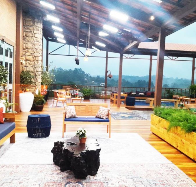 E, como você pode ver, a varanda [que não tinha nas últimas edições], voltou! E com a cara de A Fazenda mesmo! Mais tradicional, com mais madeira. E aquele famoso sofá, junto com poltronas em uma área coberta que os peões vão adorar fofocar sobre os concorrentes do programa.