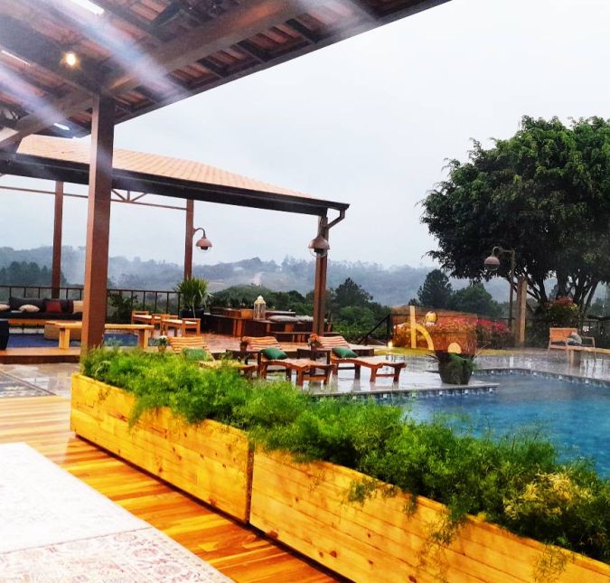 Mas, por aqui, a gente te dá uma prévia do novo cantinho dos participantes dessa temporada. Como o diretor Rodrigo Carelli prometeu, além do retorno das provas que marcaram história no reality, a casa também voltou com tons mais claros, rústicos e amadeirados, que remetem às primeiras edições da competição. Mas, por aqui, a gente te dá uma prévia do novo cantinho dos participantes dessa temporada. Como o diretor Rodrigo Carelli prometeu, além do retorno das provas que marcaram história no reality, a casa também voltou com tons mais claros, rústicos e amadeirados, que remetem às primeiras edições da competição.