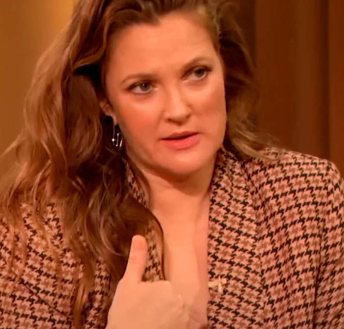 Drew Barrymore fala sobre decisão de continuar gravando <i>talk show</i> e se emociona ao pedir desculpas a grevistas