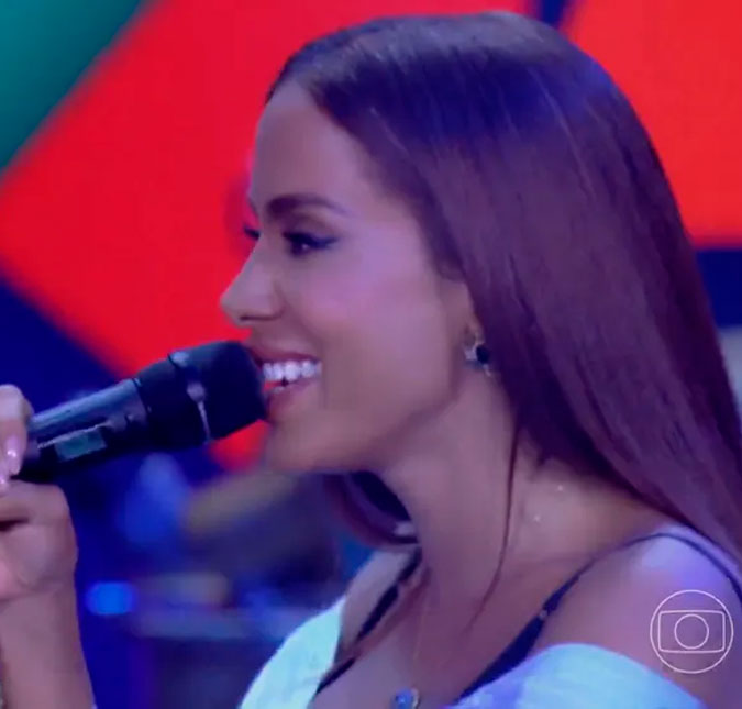 Anitta participa de seu primeiro <i>baile de formatura</i> a convite de Sydney Sweeney