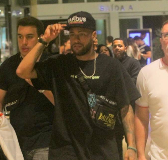 Assessoria de Neymar Jr. teria negado suposta traição do jogador, diz colunista