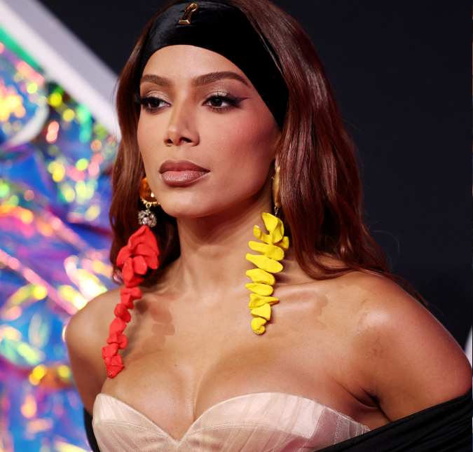 Anitta faz desabafo sobre menstruação: <i>Sensação de estar parcialmente morta</i>