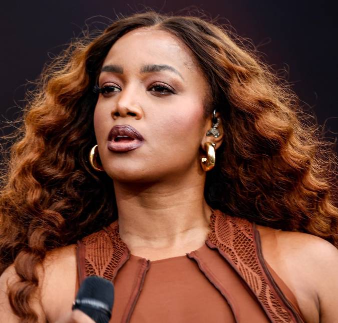 IZA comemora indicação ao <i>Grammy Latino 2023</i> e recebe apoio de famosos: <i>Já ganhou</i>