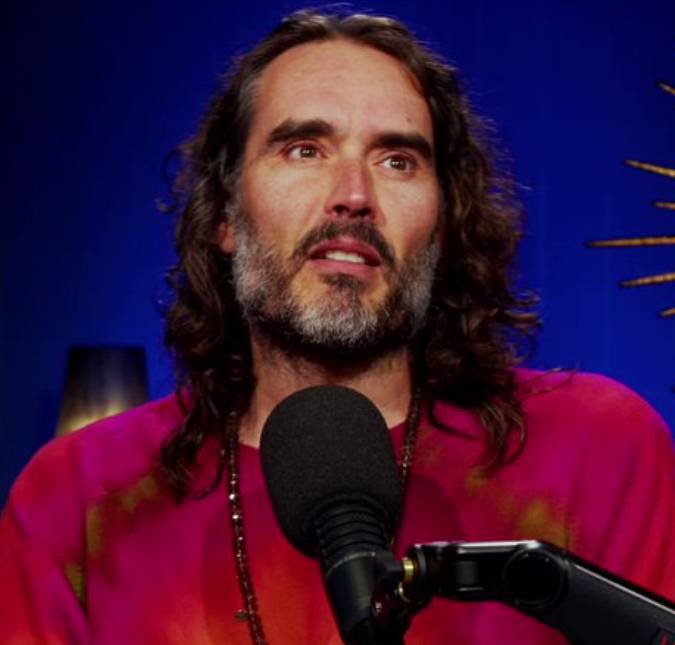 Após ter sido acusado de importunação sexual, amigos de Russell Brand podem defender comediante; diz jornal