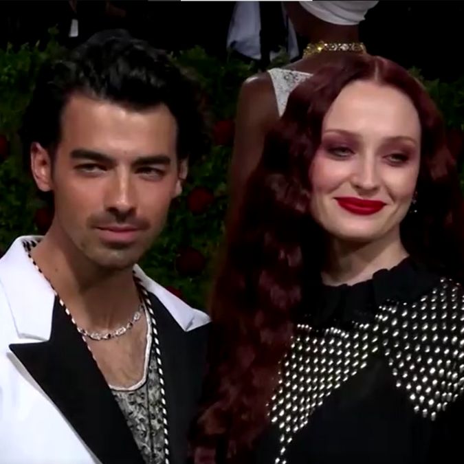 Assessoria de Joe Jonas se pronuncia após Sophie Turner dizer que descobriu sobre processo de divórcio pela mídia