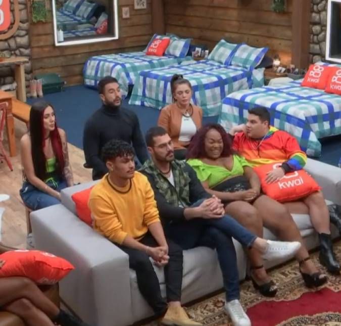 Moradores do Paiol em A Fazenda 15 cantam Chico sem saber da polêmica envolvendo o influenciador Os participantes mal sabem que o namoro de Chico Veiga e Luísa Sonza chegou ao fim de forma tão chocante…