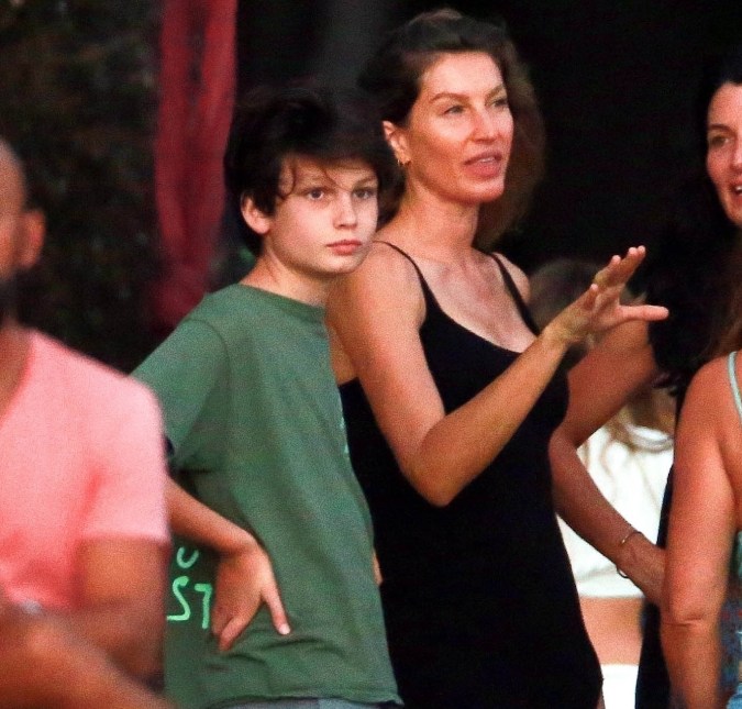 Filho de Gisele Bündchen joga futebol americano e usa mesmo número de Tom Brady na camisa