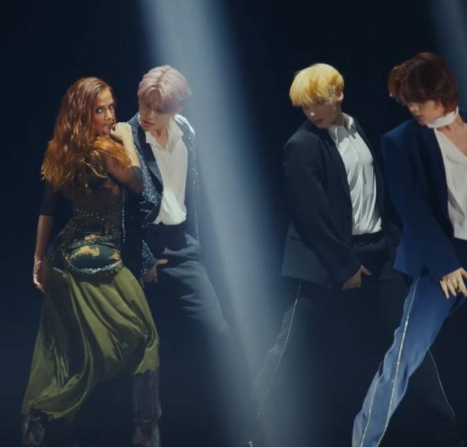 Integrantes do TXT provam comida brasileira ao lado de Anitta; veja o vídeo Os artistas se aproximaram após lançarem música juntos