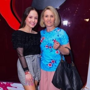 Mãe de Larissa Manoela é indiciada em processo de intolerância religiosa