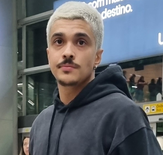 Chico Veiga é visto em festa conversando com moça ao som de música dedica para ele por Luísa Sonza