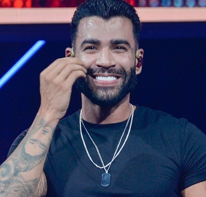 Gusttavo Lima aperta parte íntima de amigo durante <i>show</i> e momento viraliza