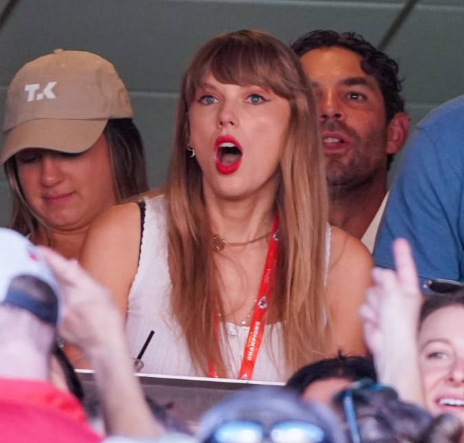 Taylor Swift aparece em jogo de futebol americano e <i>web</i> relembra pulseira da amizade que Travis Kelce fez para a cantora