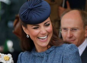 Kate Middleton <I>recicla look</i> ao realizar visitas por fábricas do Reino Unido