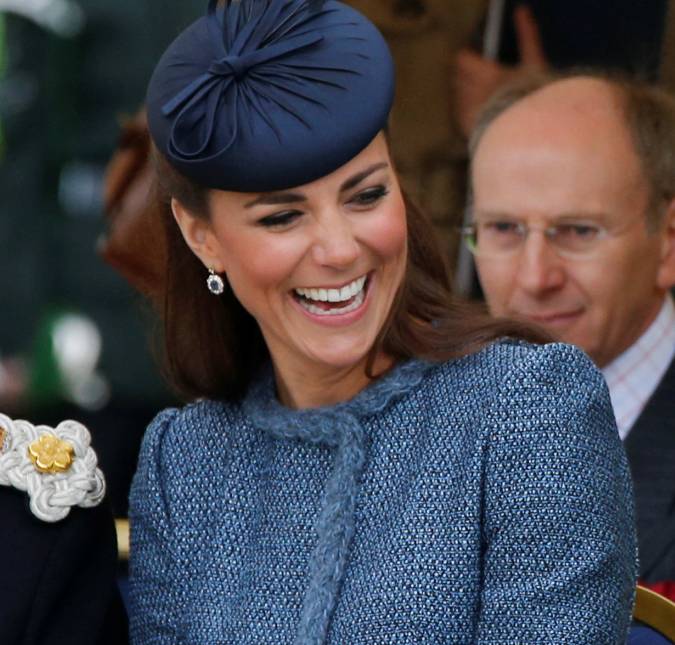 Kate Middleton <I>recicla look</i> ao realizar visitas por fábricas do Reino Unido