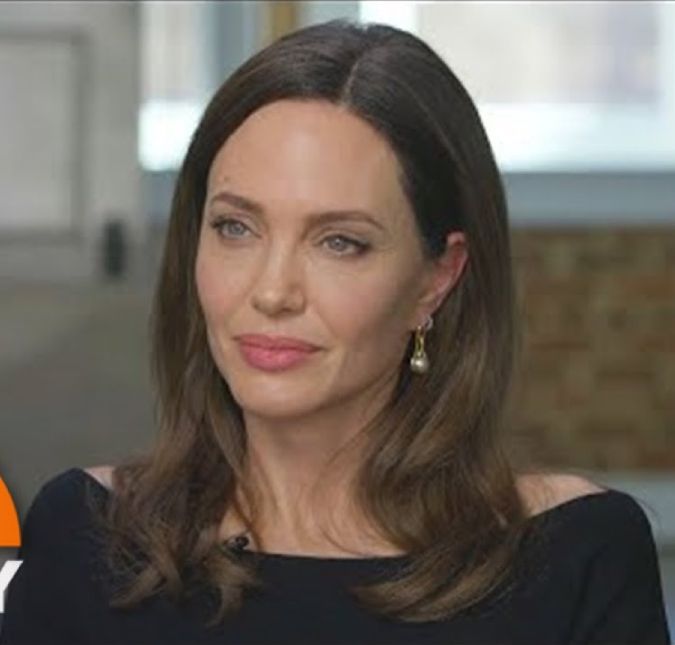 Angelina Jolie se torna editora-colaboradora de revista e entrevista ganhador do Prêmio Nobel de Literatura E a artista recebeu muitos elogios pela conversa!