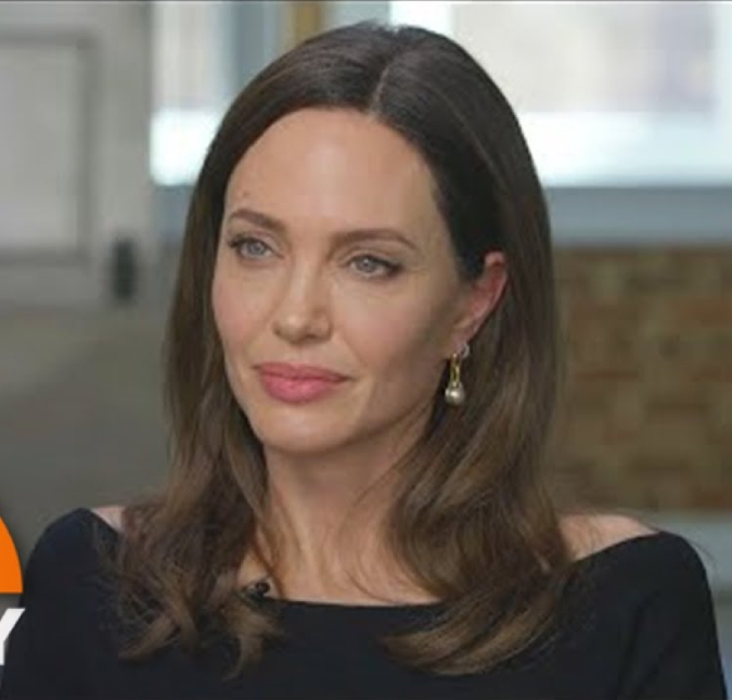Angelina Jolie se torna editora-colaboradora de revista e entrevista ganhador do <i>Prêmio Nobel de Literatura</i>