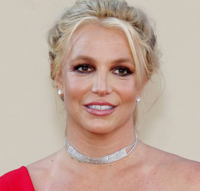 Polícia vai até a casa de Britney Spears após vídeo com facas viralizar