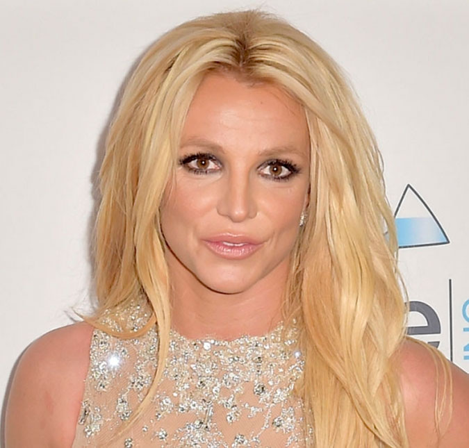 Após causar preocupação por dançar com facas, Britney Spears esclarece: <i>São falsas que minha equipe alugou</i>