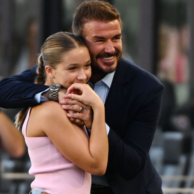 David Beckham beija filha nos lábios enquanto se arruma para o Paris  Fashion Week - Estrelando