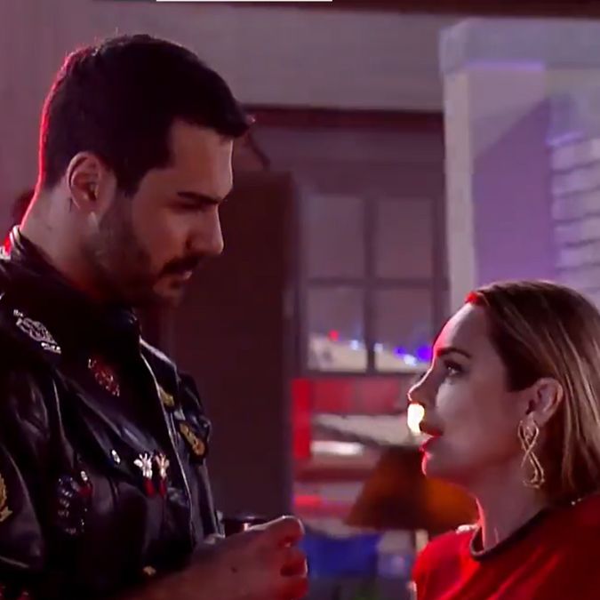 Rachel Sheherazade se acerta com Shayan durante festa em <i>A Fazenda 15</i>. Saiba o que mais rolou no <i>reality</i>