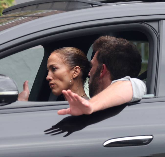 Clima tenso! Ben Affleck e Jennifer Lopez são clicados durante momento de discussão