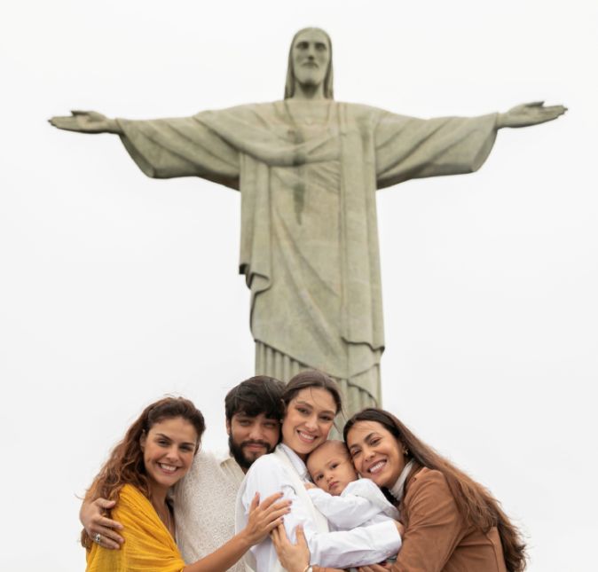 A atriz contou com a presença de amigos e família, como sua irmã Julyenne Mesquita e a também atriz Paloma Bernardi. A atriz contou com a presença de amigos e família, como sua irmã Julyenne Mesquita e a também atriz Paloma Bernardi.