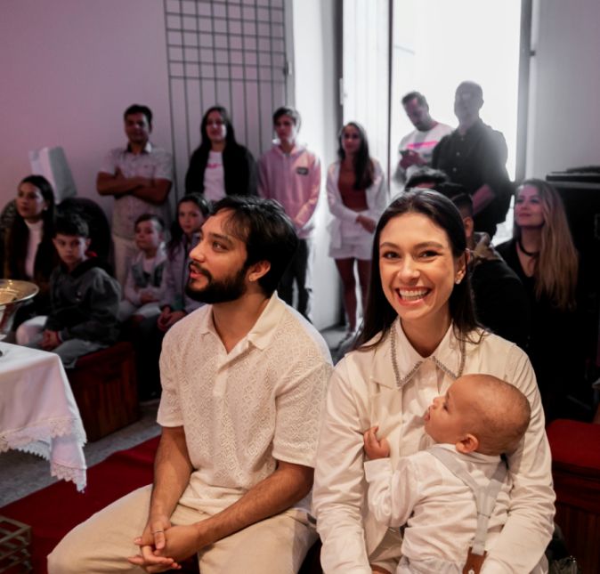 O casal apareceu sempre muito feliz nas fotos com o pequeno Dom,. Os três estavam combinando as roupas brancas. O casal apareceu sempre muito feliz nas fotos com o pequeno Dom,. Os três estavam combinando as roupas brancas.