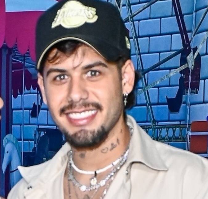 Zé Felipe rebate críticas após fazer tatuagem para sua sogra e ser questionado sobre <I>tattoo</i> para mãe