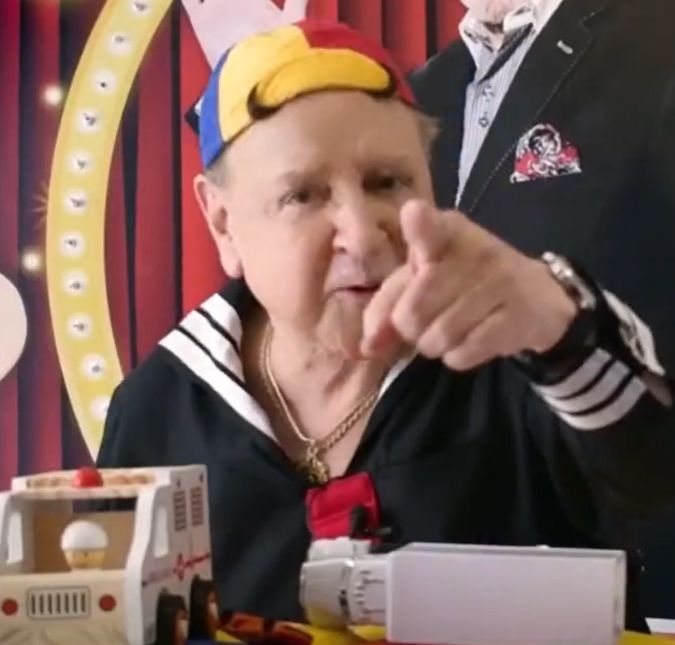 Ator de Quico recria famoso bordão em propaganda contra imigração ilegal e gera polêmica, entenda Carlos Villagrán foi acusado de falta de sensibilidade por algumas pessoas