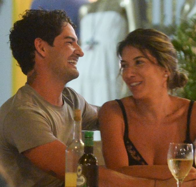 Grávida, Rebeca Abravanel marca presença em festa ao lado de Alexandre Pato