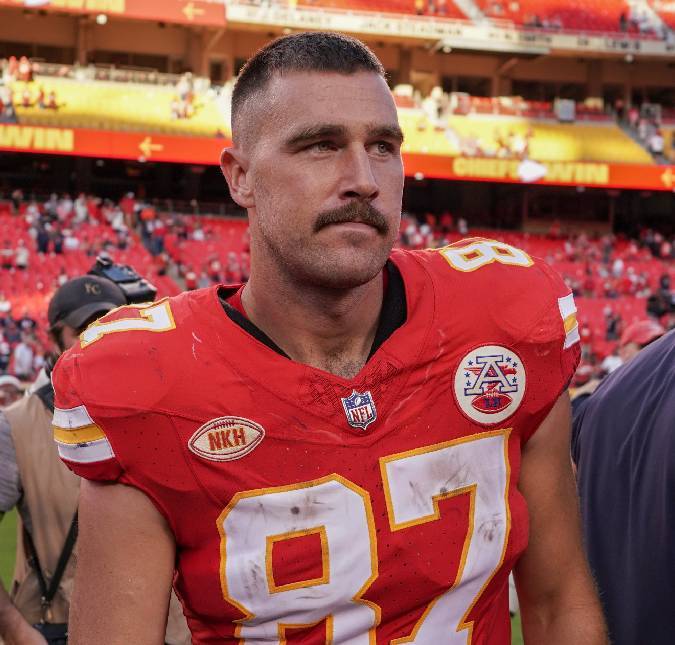 Travis Kelce dança música de Taylor Swift durante jogo