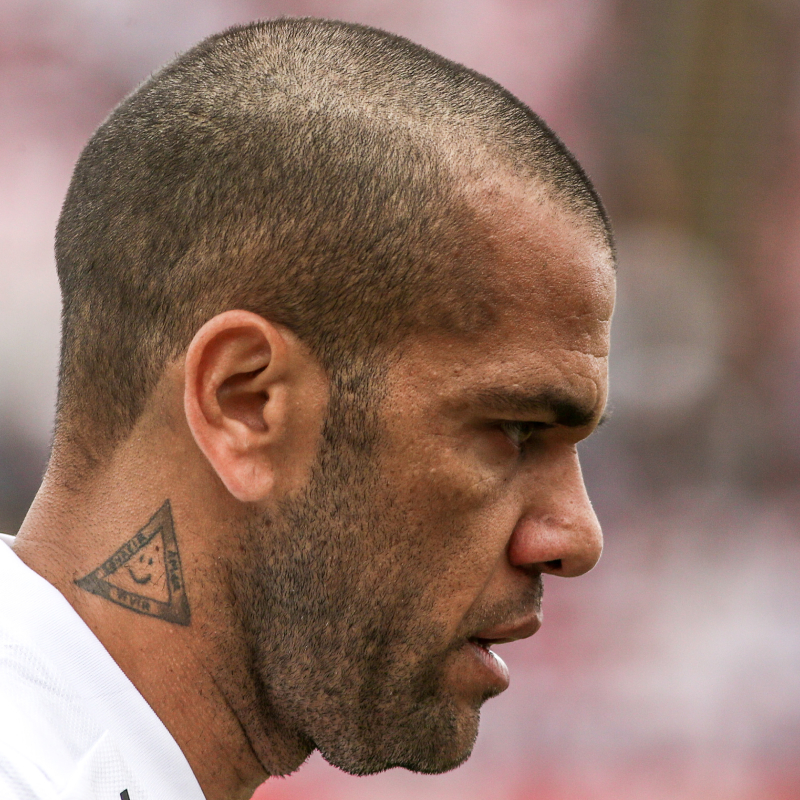 Advogado desiste de defender Daniel Alves e ex-esposa do jogador declara: <I>Me arrependo de defendê-lo</i>