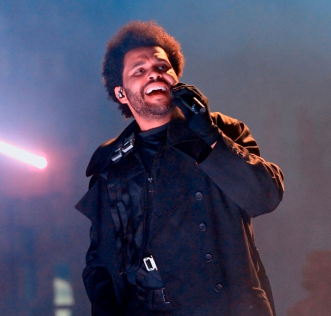 The Weeknd desembarca no Rio de Janeiro e interage com fãs no aeroporto
