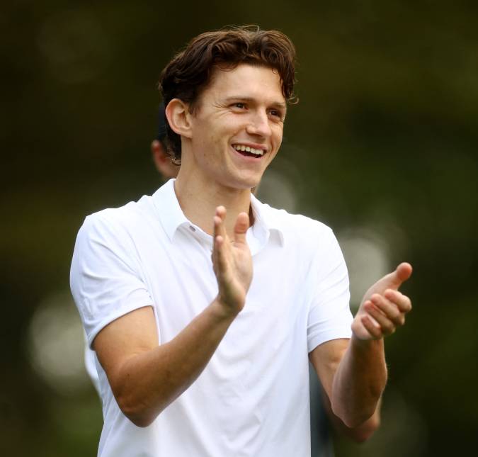 Que fofura! Tom Holland posta fotos com filhotes de cachorro e enche as redes de amor, confira!