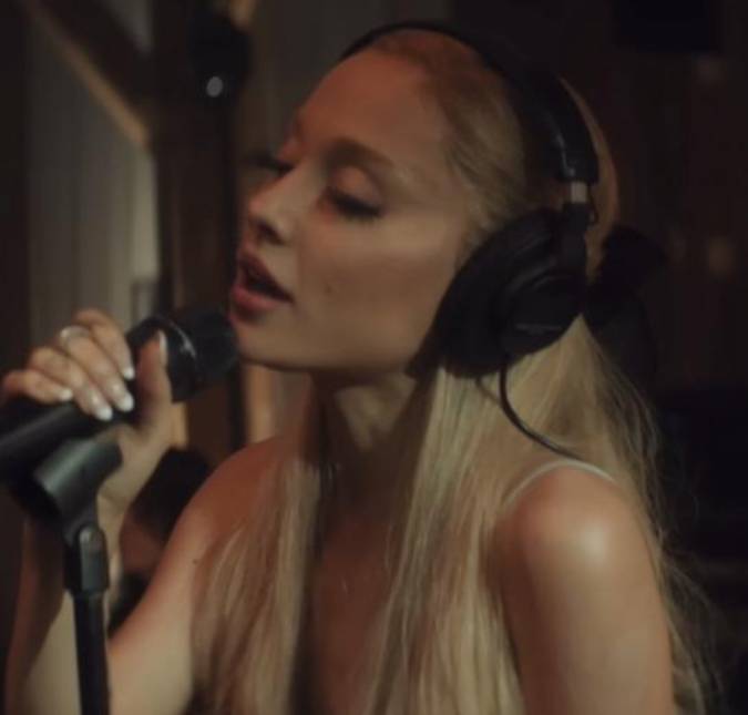 Veio aí! Ariana Grande revela data de estreia e capa de novo álbum