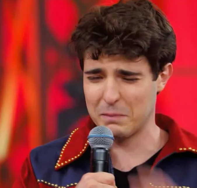 Filho de Gugu Liberato canta <I>Pintinho Amarelinho</i> e cai no choro: <I>Até hoje é difícil ver vídeos do meu pai</i>